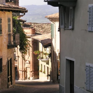 Piemonte straatje met verfgezicht